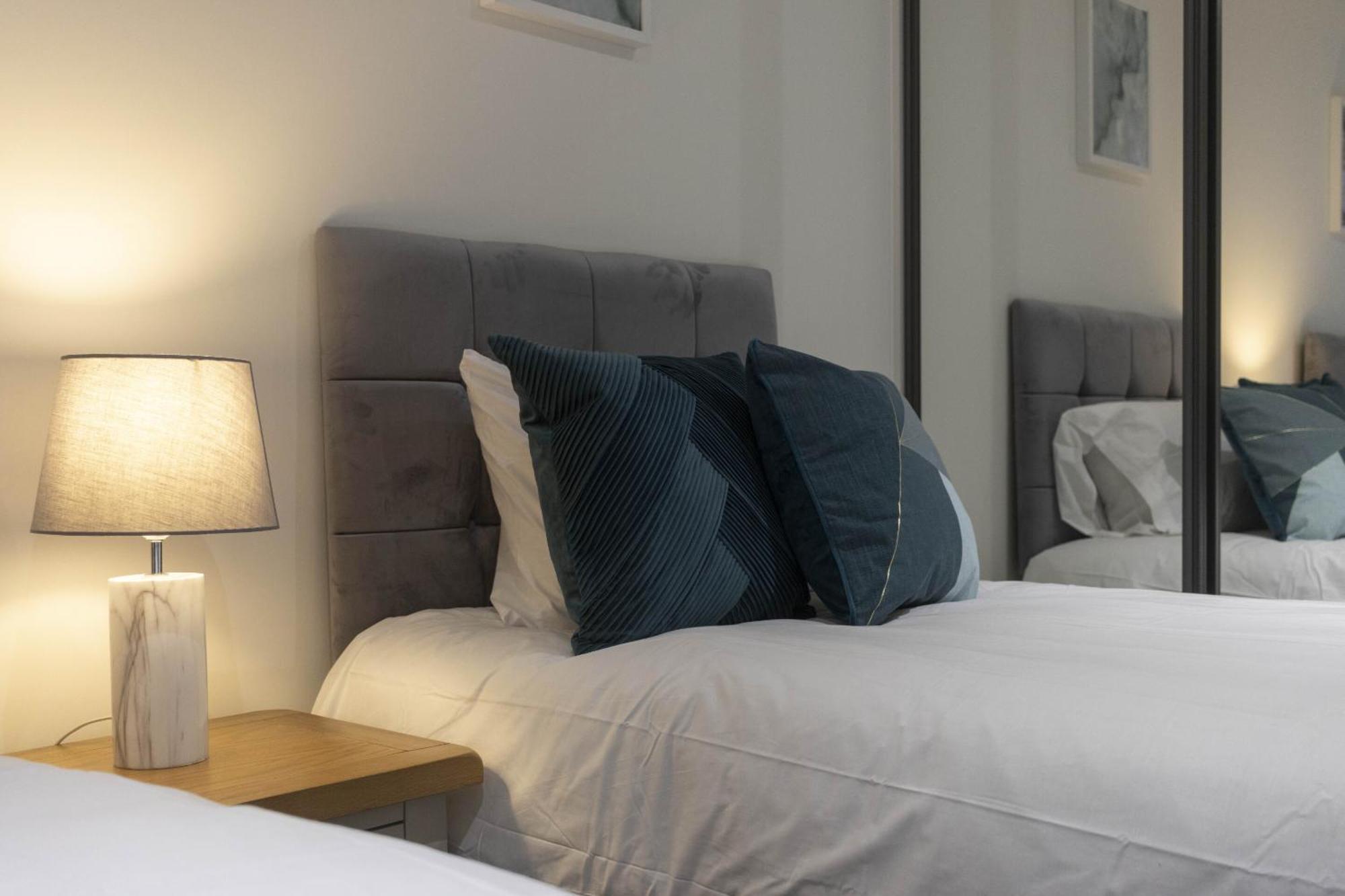 Linacre 1&2 - One And Two Bed Flat Behind The Cathedral With Free Parking And Fast Wifi Apartment Ексетър Стая снимка