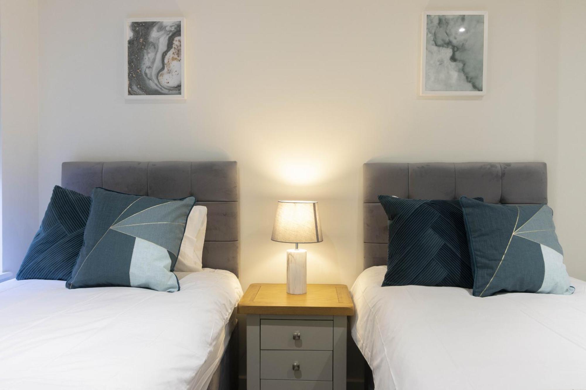 Linacre 1&2 - One And Two Bed Flat Behind The Cathedral With Free Parking And Fast Wifi Apartment Ексетър Стая снимка